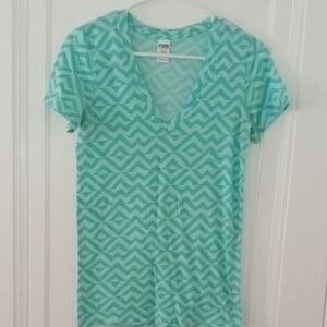women med Victoria Secret PINK, green vneck tee